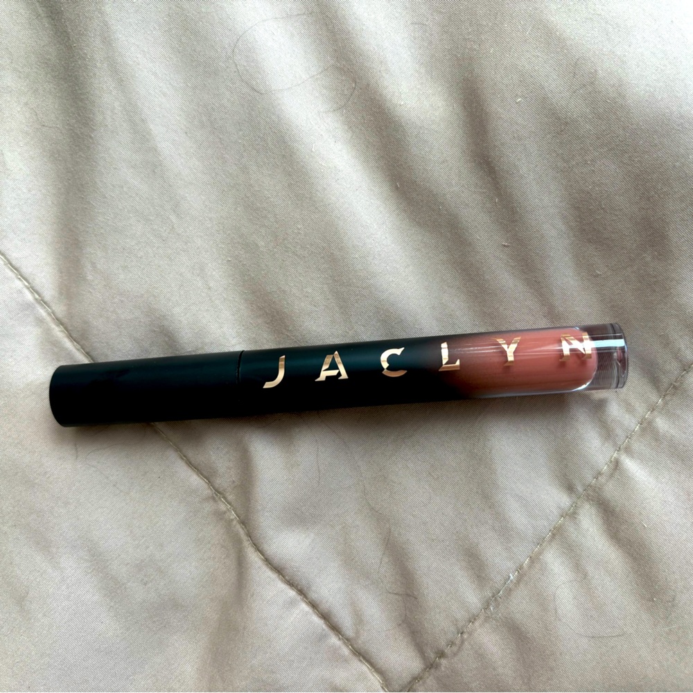 JACLYN cosmetics. Long wearing Matt‎ lip color. 2101